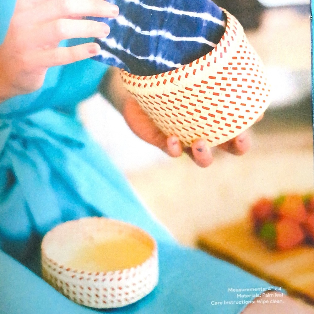 ๐ Handmade Palm Leaf Lidded Mini Basket - Picture 4 of 5